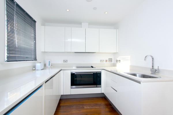 4 bed property in Nightingale Road, London